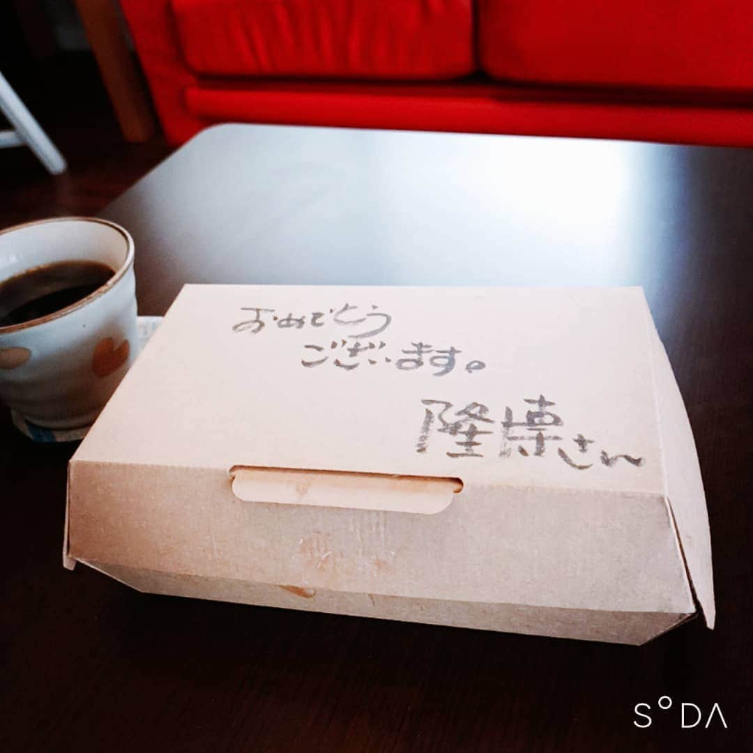 松本隆博さんのインスタグラム写真 - (松本隆博Instagram)「。 本当にありがとう。有難く 頂きます(^_^)(^_^)。 とっても精巧に出来てて且つ 美味い!(^^)!。もったいない けど食べる。 ～人生遊歩道～」2月15日 11時28分 - takam0210