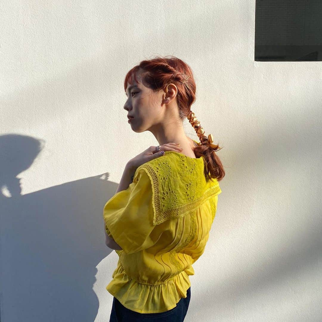 瀬戸あゆみさんのインスタグラム写真 - (瀬戸あゆみInstagram)「Lacy Sailor Blouse💛🧺 Sparkle Denim Pants👖💫  ブラウスのホワイト、今見たら完売してました！ イエローもとってもかわいいよ💛  このパンツ、デニムのセットアップと同じ生地でラメ混で上品なきらめきです。 太めのウエストベルトや裾のステッチにこだわり、クラシカルな雰囲気のデニムに仕上げました。 すっっごい脚の形が綺麗に見えるようにもこだわったから、そこにも注目してほしい！ とってもハイウエスト(ウエストは後ろのみゴムで楽ちん、)で、前にも後ろにもセンタープレスをつけてるので脚が長く、まっすぐ見えます。  リクエストありがとうございました♡ ひとまずこれにて終了！ と、いうのも、本日12時まで、あと30分で先行予約もひとまず終了です☺️  DSHでのお買い物は、また実売の時期まで、少々お待ちを！ #dearsisterhood」2月15日 11時30分 - setoayumi