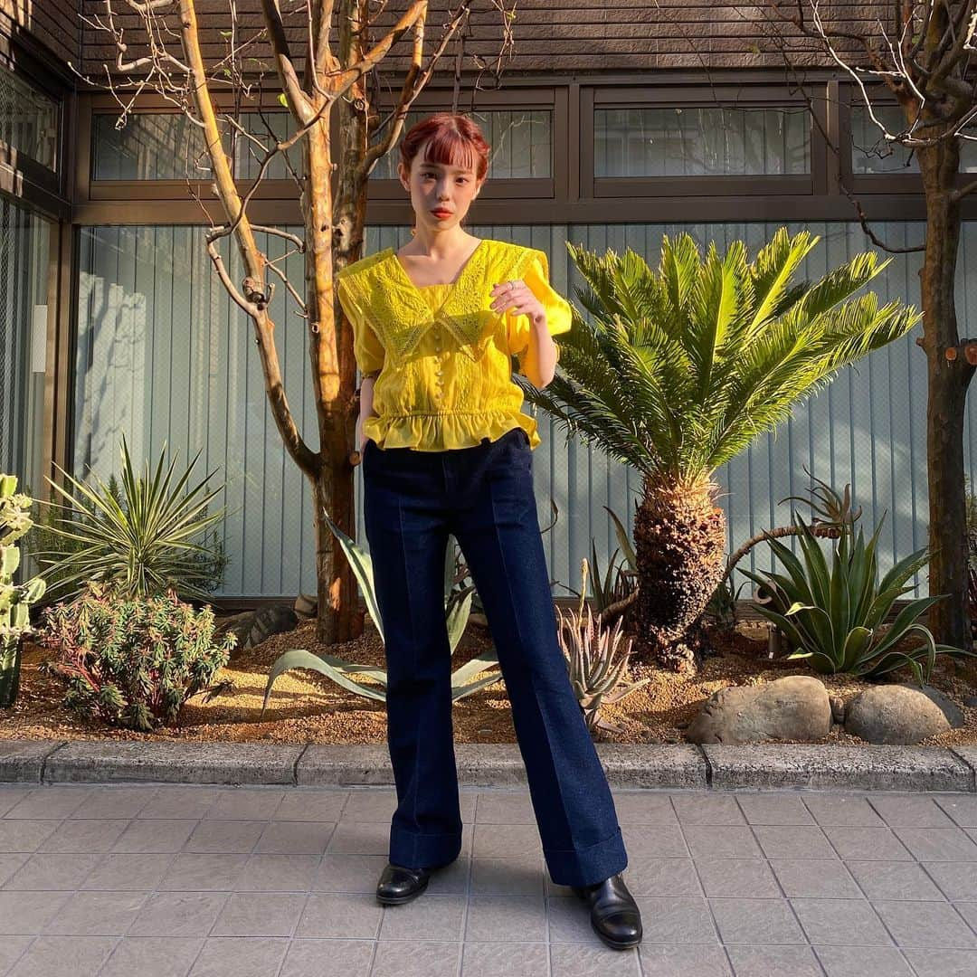 瀬戸あゆみさんのインスタグラム写真 - (瀬戸あゆみInstagram)「Lacy Sailor Blouse💛🧺 Sparkle Denim Pants👖💫  ブラウスのホワイト、今見たら完売してました！ イエローもとってもかわいいよ💛  このパンツ、デニムのセットアップと同じ生地でラメ混で上品なきらめきです。 太めのウエストベルトや裾のステッチにこだわり、クラシカルな雰囲気のデニムに仕上げました。 すっっごい脚の形が綺麗に見えるようにもこだわったから、そこにも注目してほしい！ とってもハイウエスト(ウエストは後ろのみゴムで楽ちん、)で、前にも後ろにもセンタープレスをつけてるので脚が長く、まっすぐ見えます。  リクエストありがとうございました♡ ひとまずこれにて終了！ と、いうのも、本日12時まで、あと30分で先行予約もひとまず終了です☺️  DSHでのお買い物は、また実売の時期まで、少々お待ちを！ #dearsisterhood」2月15日 11時30分 - setoayumi