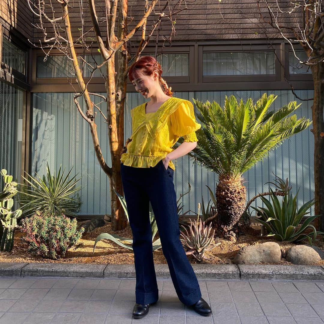 瀬戸あゆみさんのインスタグラム写真 - (瀬戸あゆみInstagram)「Lacy Sailor Blouse💛🧺 Sparkle Denim Pants👖💫  ブラウスのホワイト、今見たら完売してました！ イエローもとってもかわいいよ💛  このパンツ、デニムのセットアップと同じ生地でラメ混で上品なきらめきです。 太めのウエストベルトや裾のステッチにこだわり、クラシカルな雰囲気のデニムに仕上げました。 すっっごい脚の形が綺麗に見えるようにもこだわったから、そこにも注目してほしい！ とってもハイウエスト(ウエストは後ろのみゴムで楽ちん、)で、前にも後ろにもセンタープレスをつけてるので脚が長く、まっすぐ見えます。  リクエストありがとうございました♡ ひとまずこれにて終了！ と、いうのも、本日12時まで、あと30分で先行予約もひとまず終了です☺️  DSHでのお買い物は、また実売の時期まで、少々お待ちを！ #dearsisterhood」2月15日 11時30分 - setoayumi