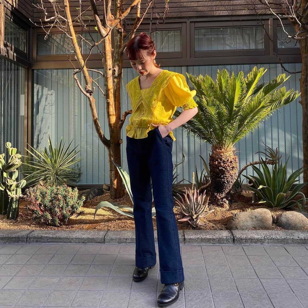 瀬戸あゆみさんのインスタグラム写真 - (瀬戸あゆみInstagram)「Lacy Sailor Blouse💛🧺 Sparkle Denim Pants👖💫  ブラウスのホワイト、今見たら完売してました！ イエローもとってもかわいいよ💛  このパンツ、デニムのセットアップと同じ生地でラメ混で上品なきらめきです。 太めのウエストベルトや裾のステッチにこだわり、クラシカルな雰囲気のデニムに仕上げました。 すっっごい脚の形が綺麗に見えるようにもこだわったから、そこにも注目してほしい！ とってもハイウエスト(ウエストは後ろのみゴムで楽ちん、)で、前にも後ろにもセンタープレスをつけてるので脚が長く、まっすぐ見えます。  リクエストありがとうございました♡ ひとまずこれにて終了！ と、いうのも、本日12時まで、あと30分で先行予約もひとまず終了です☺️  DSHでのお買い物は、また実売の時期まで、少々お待ちを！ #dearsisterhood」2月15日 11時30分 - setoayumi