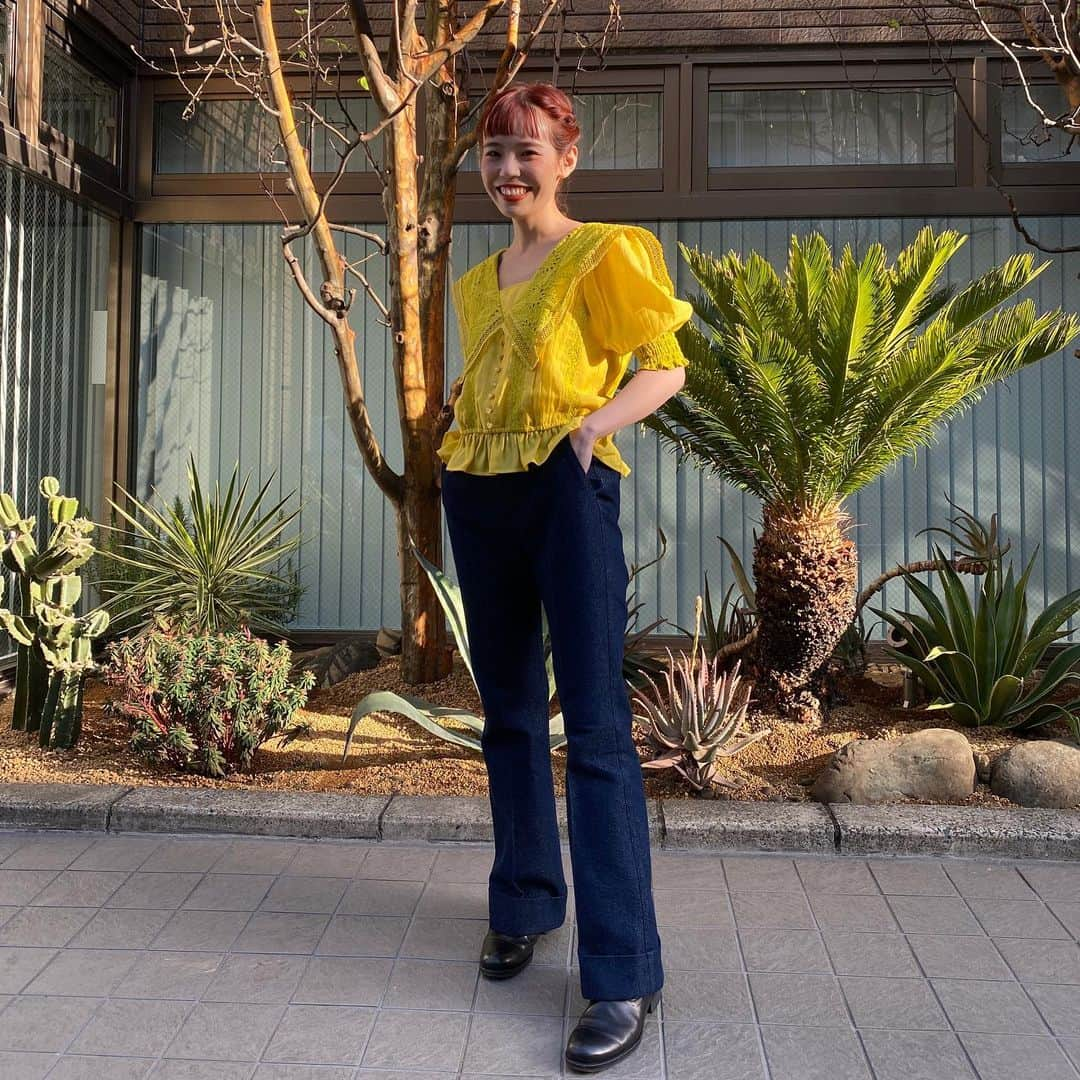 瀬戸あゆみさんのインスタグラム写真 - (瀬戸あゆみInstagram)「Lacy Sailor Blouse💛🧺 Sparkle Denim Pants👖💫  ブラウスのホワイト、今見たら完売してました！ イエローもとってもかわいいよ💛  このパンツ、デニムのセットアップと同じ生地でラメ混で上品なきらめきです。 太めのウエストベルトや裾のステッチにこだわり、クラシカルな雰囲気のデニムに仕上げました。 すっっごい脚の形が綺麗に見えるようにもこだわったから、そこにも注目してほしい！ とってもハイウエスト(ウエストは後ろのみゴムで楽ちん、)で、前にも後ろにもセンタープレスをつけてるので脚が長く、まっすぐ見えます。  リクエストありがとうございました♡ ひとまずこれにて終了！ と、いうのも、本日12時まで、あと30分で先行予約もひとまず終了です☺️  DSHでのお買い物は、また実売の時期まで、少々お待ちを！ #dearsisterhood」2月15日 11時30分 - setoayumi