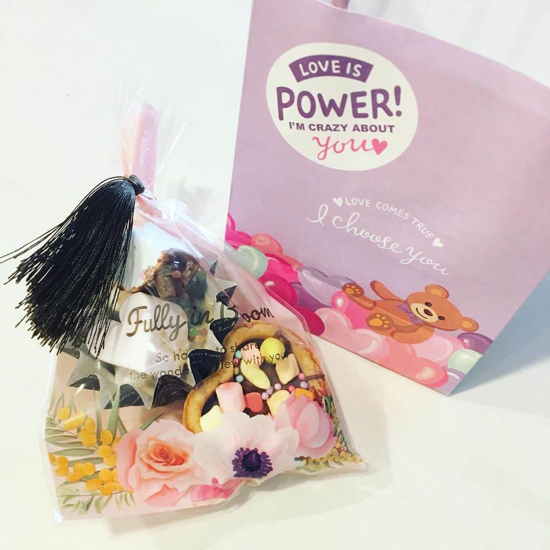 平野由実のインスタグラム：「娘の手作りチョコ🍫 パッケージも娘チョイス🛍 可愛いカラーでデコデコなチョコが出来上がりました。  #バレンタイン　#valentineday  #🍫　#チョコレート #娘の手作り　#子育て日記」