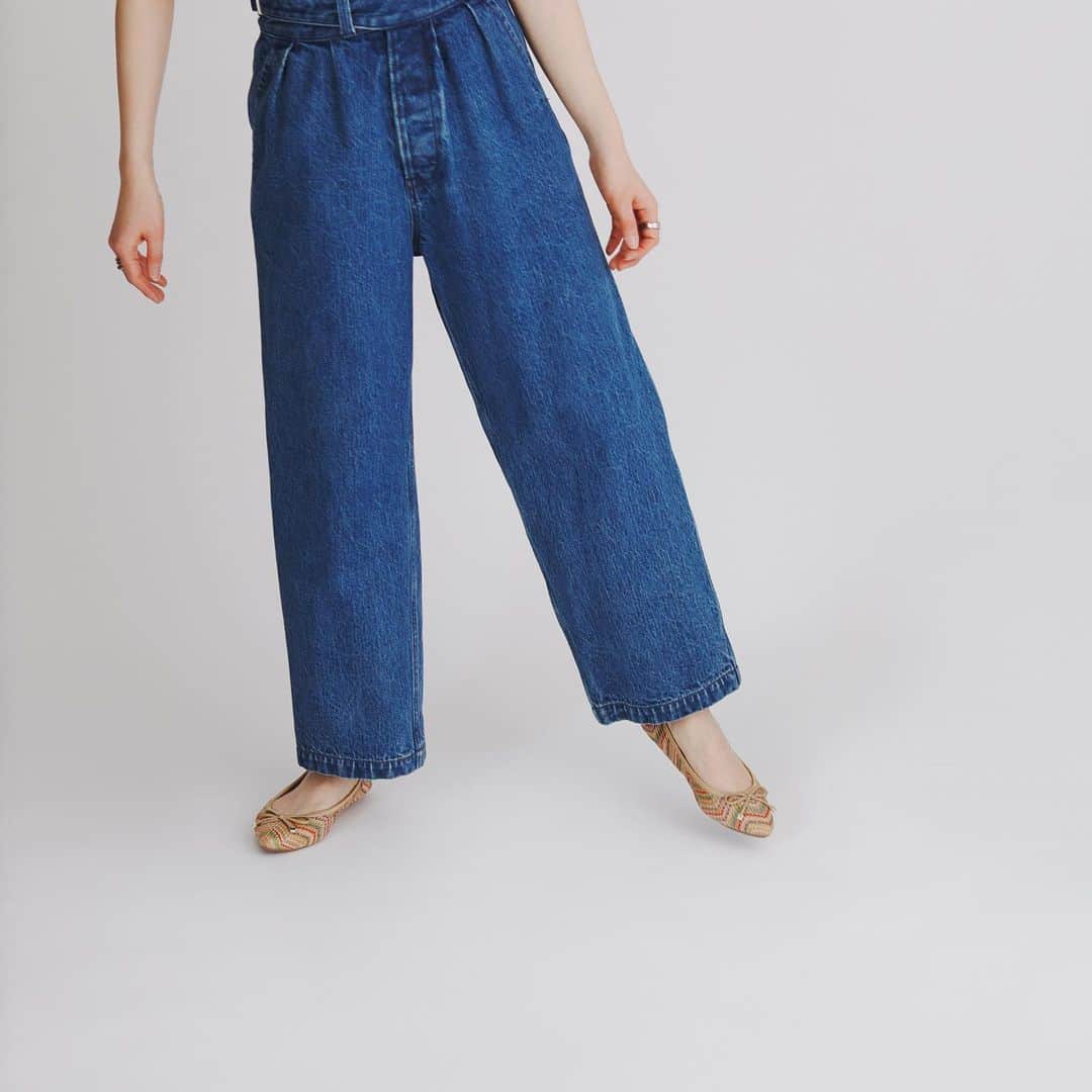 バタフライツイストのインスタグラム：「👖 マルチカラーのOLIVIAで、抜け感のあるカジュアルスタイルを楽しもう。  【ANNIE(MULTI)】 22022B 5,940円(税込)  #butterflytwists #バタフライツイスト #ポケッタブルシューズ #フラットシューズ」