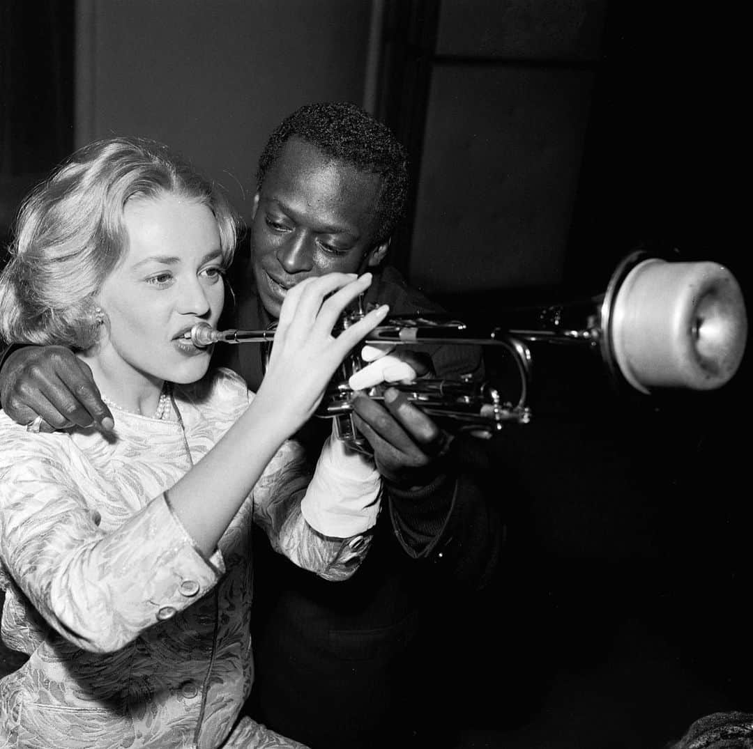 大森美希さんのインスタグラム写真 - (大森美希Instagram)「Jeanne Moreau and Miles Davis, December 5 1957  Today’s film “Ascenseur pour l’échafaud (Elevator to the Gallows)” by Louis Malle, Starring Jeanne Moreau and Maurice Ronet, Music by Miles Davis (1958)  ルイ・マル監督の「死刑台のエレベーター」(1958年)  主演のジャンヌ・モローが音楽担当のマイルス・デイヴィスにトランペットのレッスンを受けるところ(1957年12月5日)  #今日の一枚 #今日の映画 #ルイマル #フランス映画 #仏映画 #映画 #映画鑑賞 #ジャンヌモロー #マイルスデイビス #トランペット #ジャズ #死刑台のエレベーター #洋画 #50年代 #音楽 #シネマ #ヌーヴェルヴァーグ #todaysfilm #louismalle #50s #ascenseurpourlechafaud #elevatortothegallows #lifttothescaffold #film #cinema #movie #jazz #jeannemoreau #nouvellevague #milesdavis」2月15日 11時31分 - mikiomori_