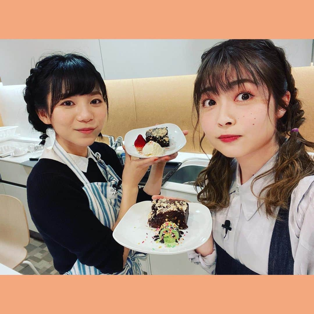 吉岡茉祐さんのインスタグラム写真 - (吉岡茉祐Instagram)「昨日の #まいせん の写真です📷  料理はできないがお菓子は作れる。 この意味、わかったかな？w  中学時代、製作部だった経験も生かし、お菓子は作れる人として認識されたい吉岡先生。 バレンタイン当日ということもあって、しっかり #チョコブラウニー を作りました！  順調に進みすぎて、急遽オムレツも作ることに！！！慌てて買い出しに行ってくれたスタッフさん。ありがとうございました。  なんか色々奇跡が起こって、めっちゃできる人風だったんですが、すごかったのはちゃんと準備して調理しやすい環境を作ってくれたまいちゃんがいてくれたからなのよ。  そしてまいせんのいいところは、アットホームな空気。 ついついいろんな話が飛び出して脱線してしまうのも、らしいなーってところ。まだまだ話していたかったな✨  今度は宇宙か、ホラーゲームか？ ぜひゲストに！！  見てくれてありがとうございました😊  #野村麻衣子  #吉岡茉祐 #バレンタイン手作り  #チョコレート  #ヘアメイク #吉岡自撮り頑張るってよ」2月15日 11時35分 - yoshioka_mayuc