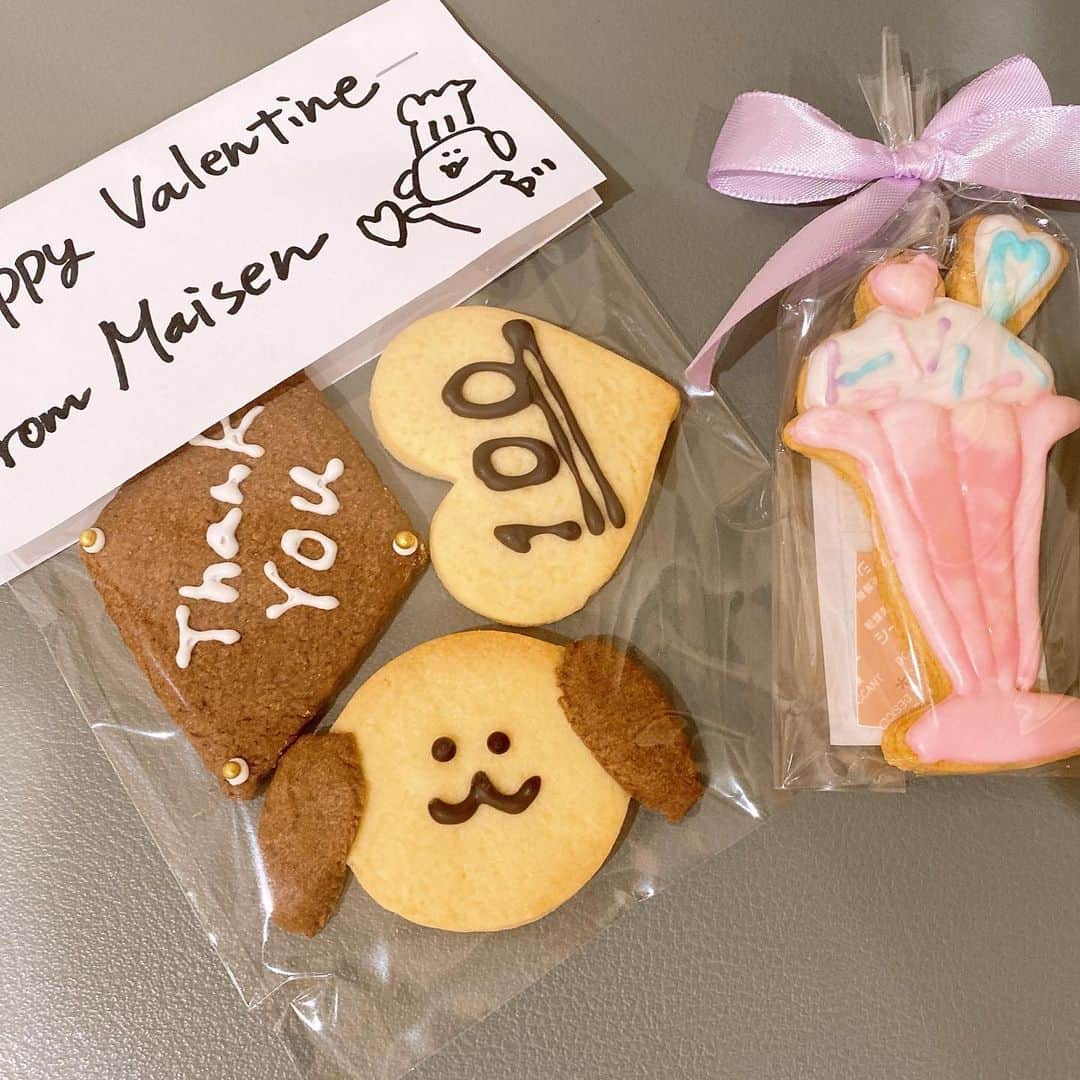 吉岡茉祐さんのインスタグラム写真 - (吉岡茉祐Instagram)「昨日の #まいせん の写真です📷  料理はできないがお菓子は作れる。 この意味、わかったかな？w  中学時代、製作部だった経験も生かし、お菓子は作れる人として認識されたい吉岡先生。 バレンタイン当日ということもあって、しっかり #チョコブラウニー を作りました！  順調に進みすぎて、急遽オムレツも作ることに！！！慌てて買い出しに行ってくれたスタッフさん。ありがとうございました。  なんか色々奇跡が起こって、めっちゃできる人風だったんですが、すごかったのはちゃんと準備して調理しやすい環境を作ってくれたまいちゃんがいてくれたからなのよ。  そしてまいせんのいいところは、アットホームな空気。 ついついいろんな話が飛び出して脱線してしまうのも、らしいなーってところ。まだまだ話していたかったな✨  今度は宇宙か、ホラーゲームか？ ぜひゲストに！！  見てくれてありがとうございました😊  #野村麻衣子  #吉岡茉祐 #バレンタイン手作り  #チョコレート  #ヘアメイク #吉岡自撮り頑張るってよ」2月15日 11時35分 - yoshioka_mayuc