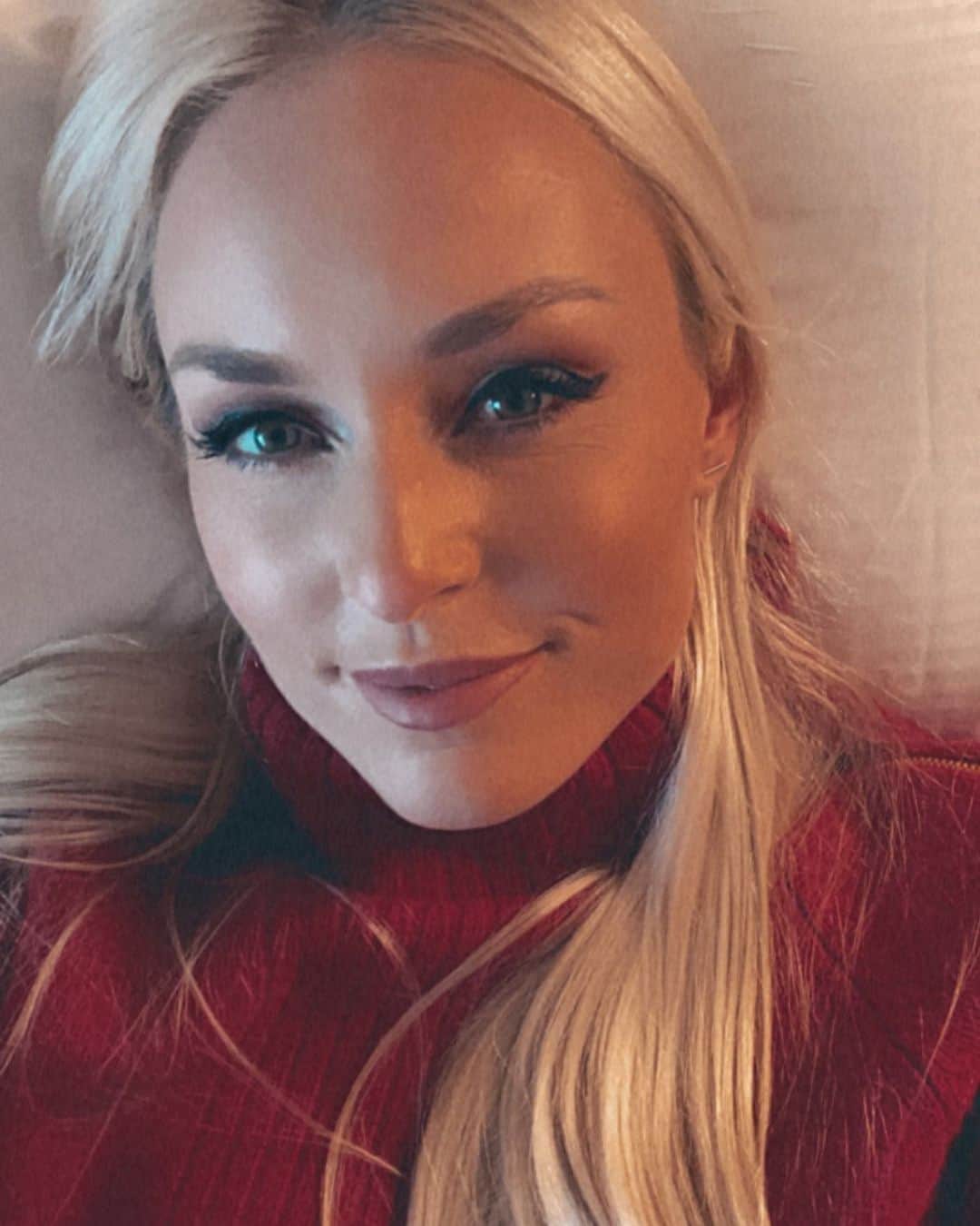 リンゼイ・ボンのインスタグラム：「Today I am focused on loving my family, my friends and most importantly myself. Being happy and enjoying life… not just today, but every day. I hope that all you find happiness and love too! 🙏❤️」