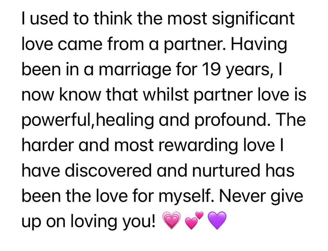アマンダ・デ・カディネットのインスタグラム：「For anyone with or without a partner today. #JustAnotherDay #LoveYourselfDay 💕💗」