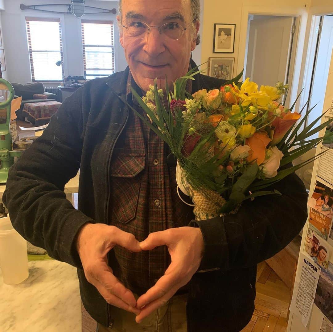 マンディ・パティンキンさんのインスタグラム写真 - (マンディ・パティンキンInstagram)「My resplendent AF wife got me flowers for Valentines Day. I got her lemons and onions, her favorite.」2月15日 2時38分 - mandypatinkin