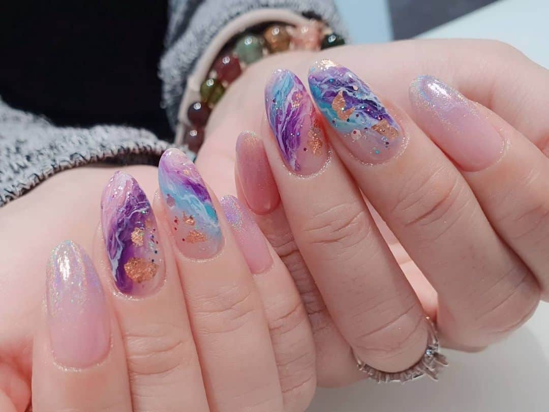 Yingのインスタグラム：「Design modified from @nails.by.caryn   Holo chrome is PREANFA Meteor Shower with a tint of PREGEL Peach Drop and Grape Drop layered over!  All items can be purchased at @nailwonderlandsg 🤗 . . . 🛒 www.nailwonderland.com⁣⁣ 📍20A Penhas Road, Singapore 208184⁣⁣ (5 minutes walk from Lavender MRT)⁣⁣ .  I am currently only able to take bookings from my existing pool of customers. If I have slots available for new customers, I will post them on my IG stories. Thank you to everyone who likes my work 🙏 if you need your nails done, please consider booking other artists at @thenailartelier instead ❤  #ネイルデザイン  #ネイルアート #ネイル #ジェルネイル #nailart #네일아트 #pregel #プリジェル #nails #gelnails #sgnails」