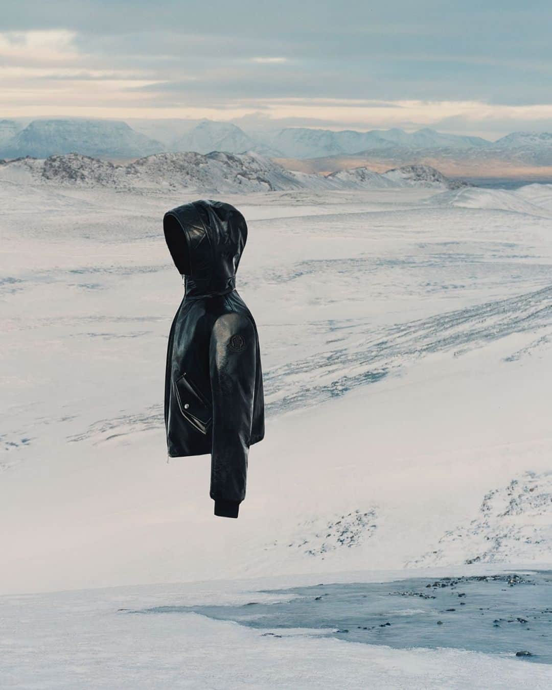 モンクレールのインスタグラム：「Viewfinder.   ‘Just as the beauty of nature comes alive in our consciousness of it, so @TheoDeGueltzl uses the Moncler Aldib to manifest the sublimity of an Icelandic glacier.   #MonclerVoices」