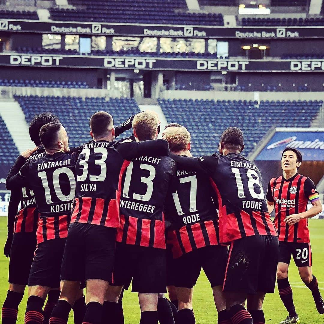 セバスティアン・ローデのインスタグラム：「One team! 👊🔥⚽ #SGE @eintrachtfrankfurt」