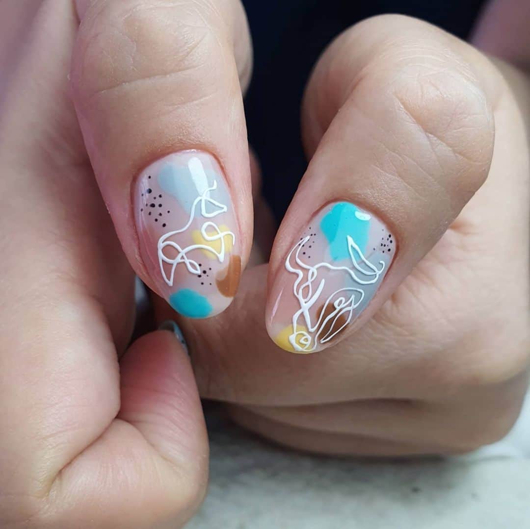 Yingのインスタグラム：「Super cute and cheery set with subtle Year of the Ox theme! Perfect when you want something festive but don't want something festive 🤣🙈  Embosssed line art done with PREGEL Art Liner in White. Swipe left for nailspo!  All items can be purchased at @nailwonderlandsg 🤗 . . . 🛒 www.nailwonderland.com⁣⁣ 📍20A Penhas Road, Singapore 208184⁣⁣ (5 minutes walk from Lavender MRT)⁣⁣ .  I am currently only able to take bookings from my existing pool of customers. If I have slots available for new customers, I will post them on my IG stories. Thank you to everyone who likes my work 🙏 if you need your nails done, please consider booking other artists at @thenailartelier instead ❤  #ネイルデザイン  #ネイルアート #ネイル #ジェルネイル #nailart #네일아트 #pregel #プリジェル #nails #gelnails #sgnails」