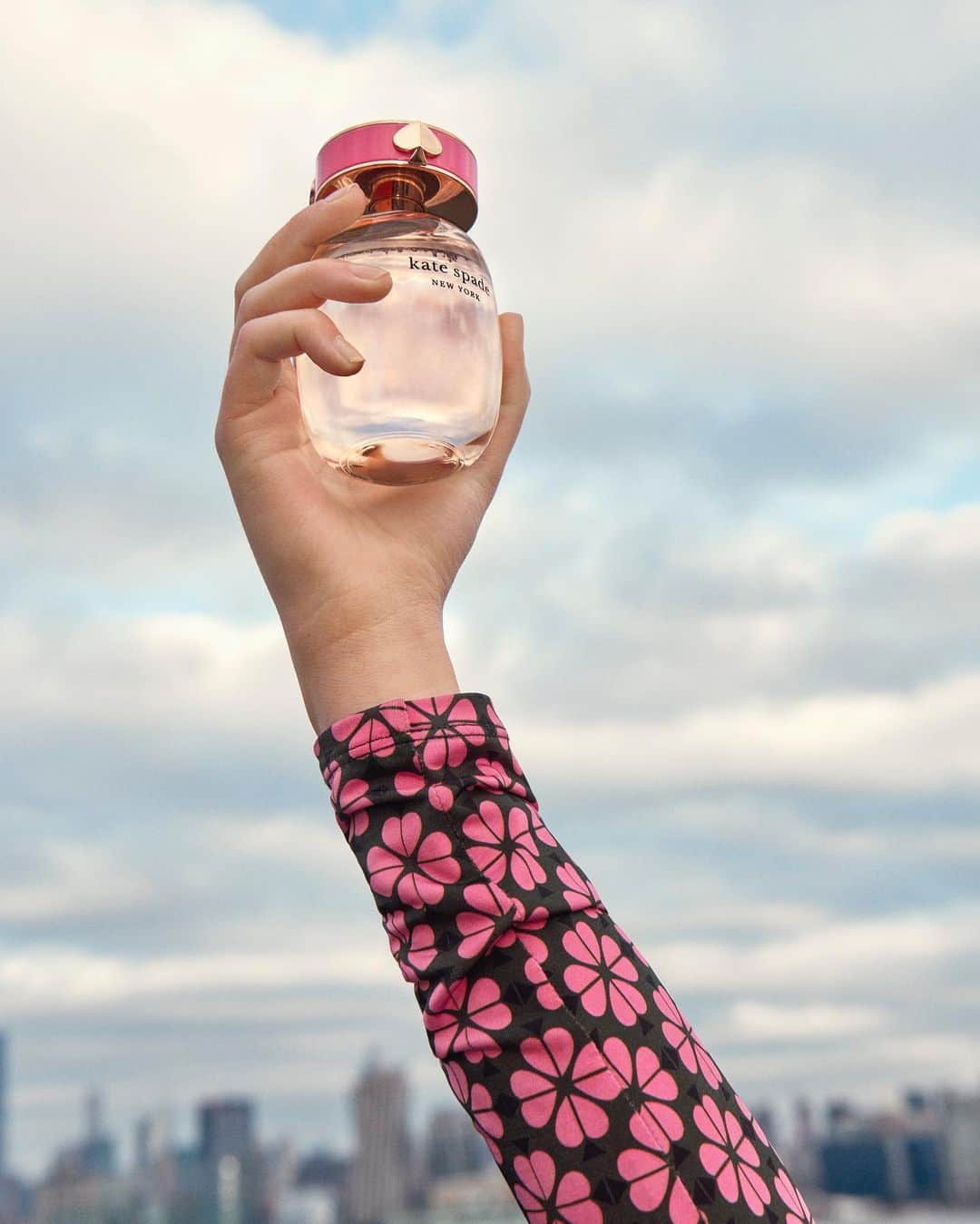 マディー・ジーグラーさんのインスタグラム写真 - (マディー・ジーグラーInstagram)「👆 my v-day gift to myself. ;) wearing this new @katespadeny fragrance makes me so happy. 💗 have you tried it yet? #sponsored #MyKateSpadeFragrance #LoveInSpades」2月15日 3時01分 - maddieziegler