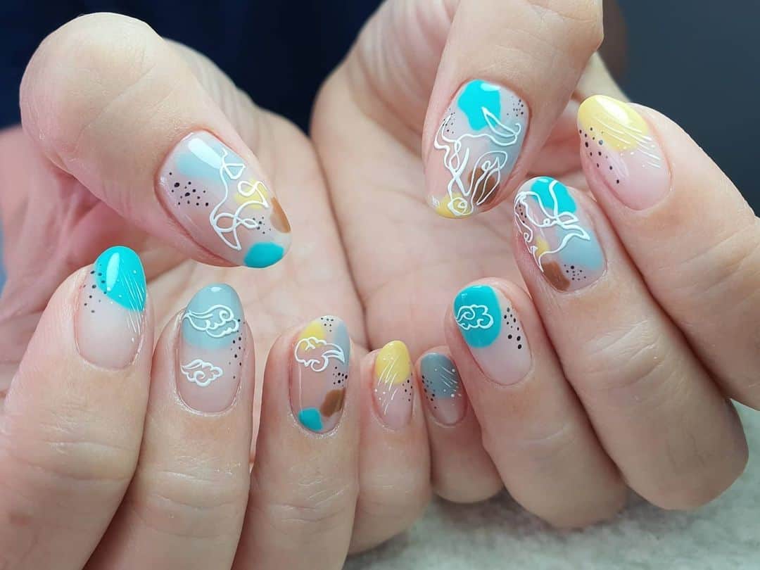 Yingのインスタグラム：「Super cute and cheery set with subtle Year of the Ox theme! Perfect when you want something festive but don't want something festive 🤣🙈  Embosssed line art done with PREGEL Art Liner in White. Swipe left for nailspo!  All items can be purchased at @nailwonderlandsg 🤗 . . . 🛒 www.nailwonderland.com⁣⁣ 📍20A Penhas Road, Singapore 208184⁣⁣ (5 minutes walk from Lavender MRT)⁣⁣ .  I am currently only able to take bookings from my existing pool of customers. If I have slots available for new customers, I will post them on my IG stories. Thank you to everyone who likes my work 🙏 if you need your nails done, please consider booking other artists at @thenailartelier instead ❤  #ネイルデザイン  #ネイルアート #ネイル #ジェルネイル #nailart #네일아트 #pregel #プリジェル #nails #gelnails #sgnails」