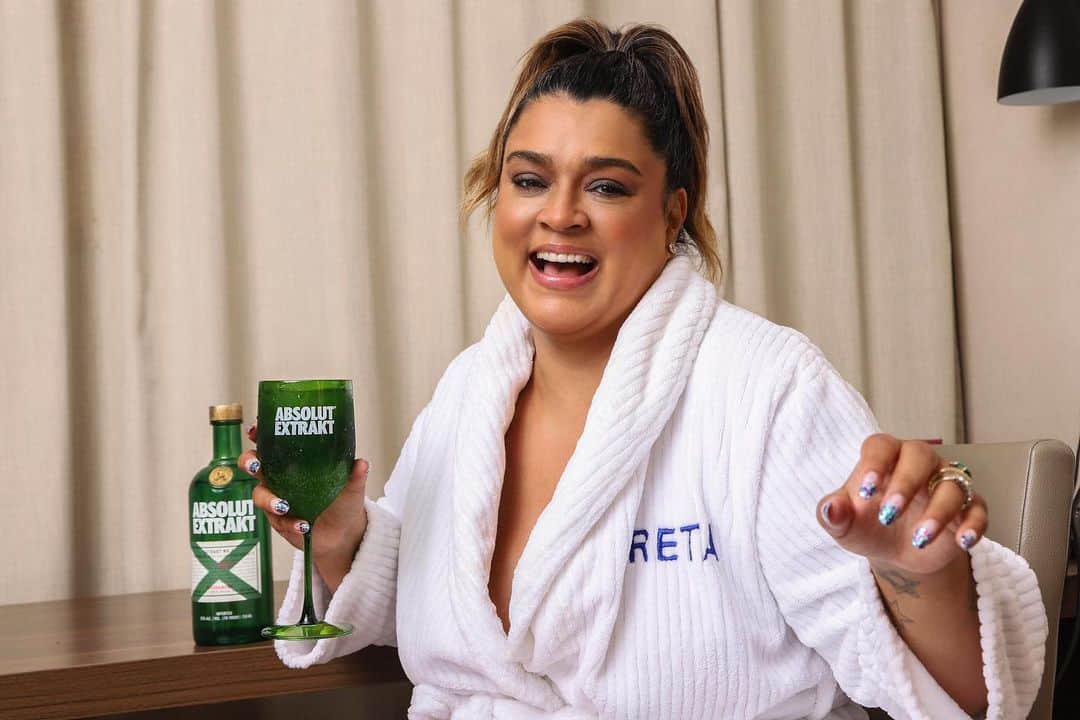 Preta Gilのインスタグラム：「É hoje, Brasil! Logo logo teremos live de Carnaval e eu já estou aqui fazendo um esquenta com @absolutbrasil. Quer um drink delícia pra acompanhar a folia aí de casa? Anota aí a receita da minha queridinha Absolut Extrakt Tonic e se joga no brilho! Veeeem!!   40 ml Absolut Extrakt 120 ml Água tônica 01 Fatia de limão - Gelo   #Bebacommoderação #Ad [Não compartilhe com menores de 18 anos]」