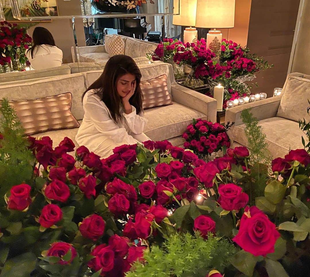 プリヤンカー・チョープラーのインスタグラム：「I wish you were here @nickjonas ❤️ just a couple of roses.. 😆」