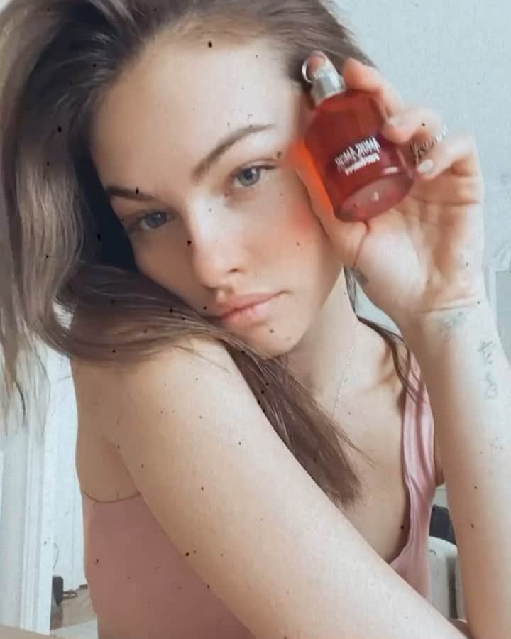 ティラーヌ・ブロンドーのインスタグラム：「Happy Valentine's Day ❤️❤️❤️ @cacharelparfums #amoramor」