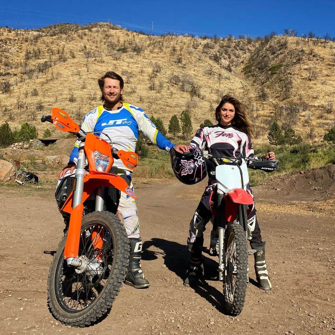 グレン・パウエルのインスタグラム：「My Ride or Die  Happy Valentines Day, y’all!」