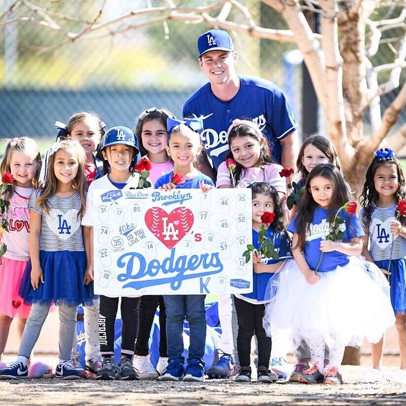 Los Angeles Dodgersさんのインスタグラム写真 - (Los Angeles DodgersInstagram)「Will you be our Valentine? 🌹 ⁣ ⁣ Throwback to last year’s Valentine’s Day at @camelbackranch.」2月15日 2時59分 - dodgers