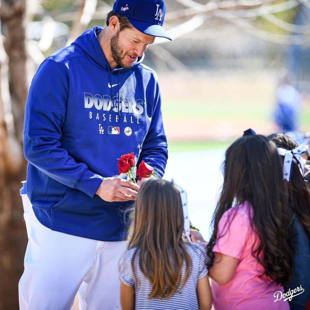 Los Angeles Dodgersさんのインスタグラム写真 - (Los Angeles DodgersInstagram)「Will you be our Valentine? 🌹 ⁣ ⁣ Throwback to last year’s Valentine’s Day at @camelbackranch.」2月15日 2時59分 - dodgers