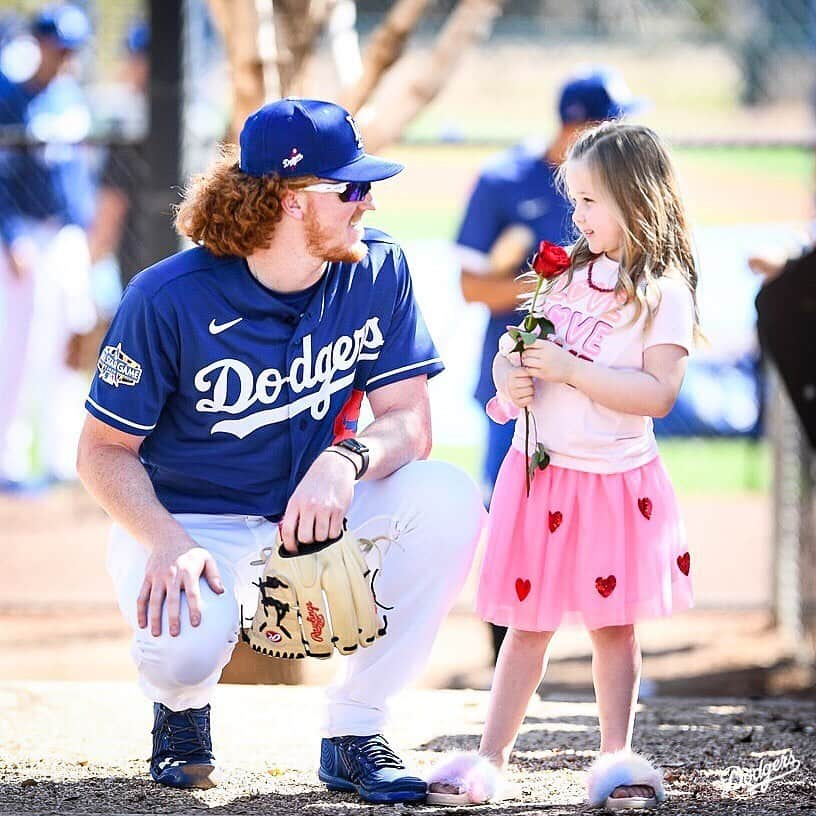 Los Angeles Dodgersさんのインスタグラム写真 - (Los Angeles DodgersInstagram)「Will you be our Valentine? 🌹 ⁣ ⁣ Throwback to last year’s Valentine’s Day at @camelbackranch.」2月15日 2時59分 - dodgers