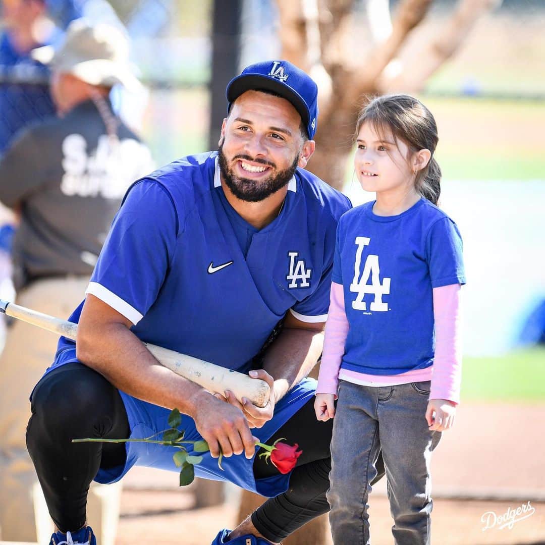 Los Angeles Dodgersさんのインスタグラム写真 - (Los Angeles DodgersInstagram)「Will you be our Valentine? 🌹 ⁣ ⁣ Throwback to last year’s Valentine’s Day at @camelbackranch.」2月15日 2時59分 - dodgers