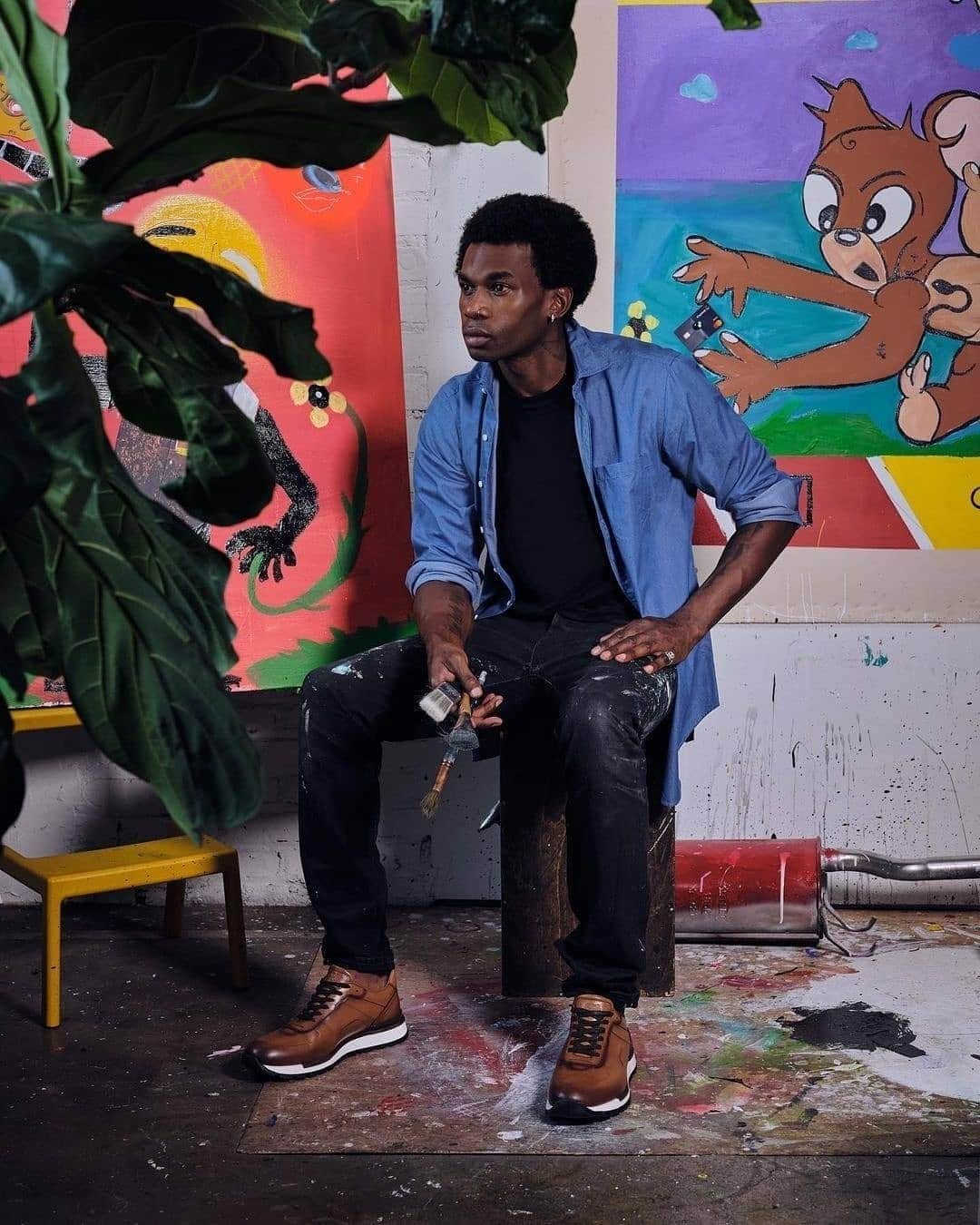 ブルーノマリのインスタグラム：「Cavier in his element at his studio, captured in brunomagliofficial by photographer @roberto_delacruz_   #cavierart #caviercoleman  #brunomagli #contemporaryartwork #italianshoes🇮🇹 #madeinitaly (via @kwreport)」