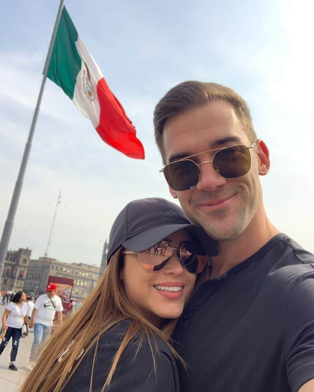 ヤネット・ガルシアのインスタグラム：「@lewishowes Este hombre a veces me vuelve loca, a veces no nos entendemos y nos causa conflictos en nuestra relación, somos tan diferentes, pero nos amamos mucho y estamos aprendiendo a comunicarnos mejor para entendernos y seguir creciendo juntos! ❤️ Yo hablo español y el inglés ⁣ 🇲🇽🇺🇸 Yo soy una latina muy expresiva y el un gringo muy tranquilo 👀  Nuestra cultura es MUY diferente y a veces lo que para el es normal para mi puede ser ofensivo 🤷🏻‍♀️ y lo más difícil son las peleas en inglés 😅🤣⁣ Pero siempre será MY FOREVER VALENTINE ❤️  TE AMOOOOO!!!! HAPPY VALENTINES DAY 🥰 Feliz día del amor y la amistad para todos!!!」