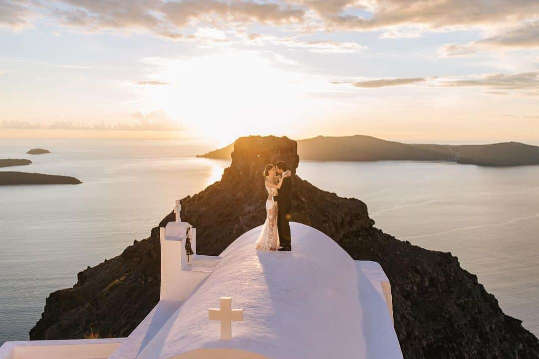 Karolina Bojarさんのインスタグラム写真 - (Karolina BojarInstagram)「Love is the greatest power on earth ♥️ Happy Valentine’s Day! 🥰  Photo @vangelisphotography 📸 #hubby #love #ValentinesDay #loveisintheair #marriage #sunset #Santorini #Greece #landscape #bestmemoriesever #weddingday」2月15日 3時20分 - bojarmeow