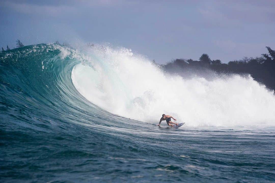 コロヘ・アンディーノのインスタグラム：「back on hawaii ⏰ @redbull @hurley @oakley @fcs_surf @mayhemsurfboards_mattbiolos /// 📷 @brentbielmann」