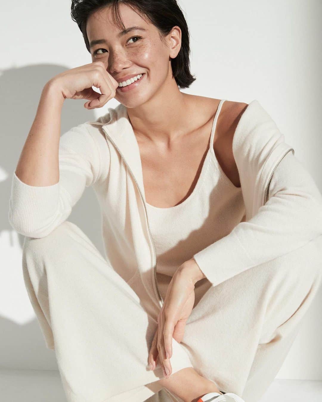 Banana Republic のインスタグラム：「It's easy to take our Cashmere set from indoor lounging to outdoor errands. Designed with a luxe, comfortable cashmere fabric, it's an effortless essential to add to your wardrobe.」