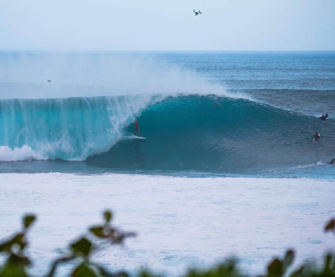 surflineさんのインスタグラム写真 - (surflineInstagram)「Yes, it’s a good morning to be on the North Shore — and even better to be in the barrel at Pipe, as @ivanflorence_ was just a few moments ago. More surf all day, too — stay tuned with updates through our IG stories or through the link in bio. #pipelinevalentine  📷: @brentbielmann」2月15日 3時13分 - surfline