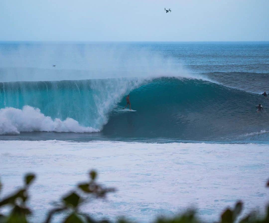 surflineさんのインスタグラム写真 - (surflineInstagram)「Yes, it’s a good morning to be on the North Shore — and even better to be in the barrel at Pipe, as @ivanflorence_ was just a few moments ago. More surf all day, too — stay tuned with updates through our IG stories or through the link in bio. #pipelinevalentine  📷: @brentbielmann」2月15日 3時13分 - surfline