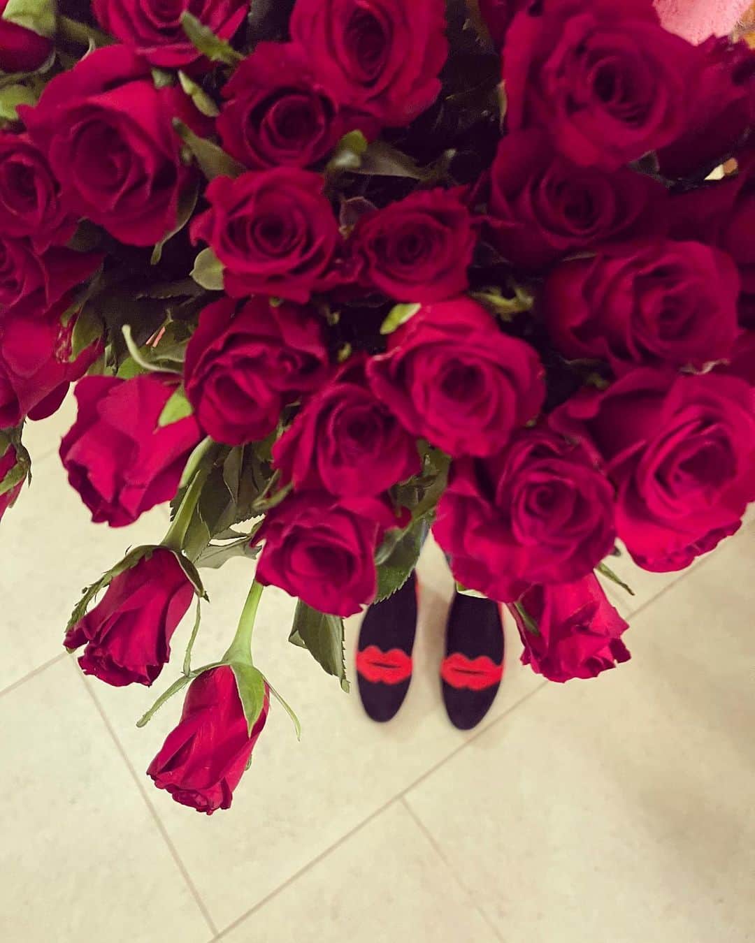シャーロットオリンピアのインスタグラム：「Roses are red, Violets are blue, Kisses are sweet, And so are shoe! 😜 Sending love 💋💋」