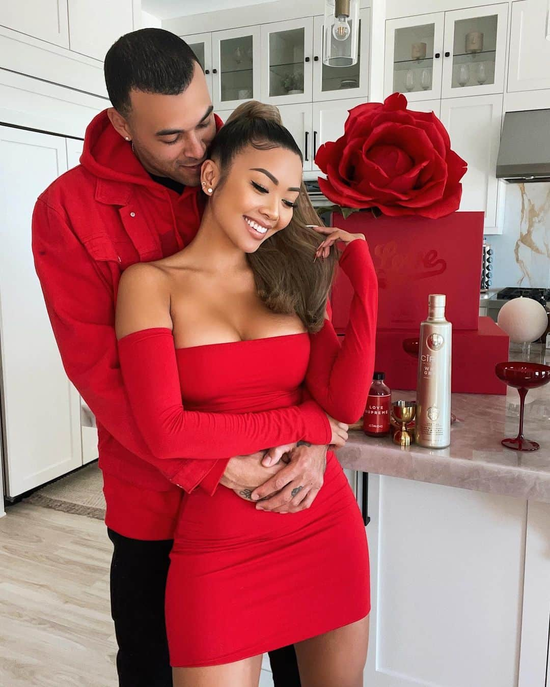 リアン Vさんのインスタグラム写真 - (リアン VInstagram)「Cheers to a beautiful season of love with @ciroc signature blend. 🌹  May our bond never be broken and our love grow stronger by the moment. 🥂❤️ @donbenjamin  #HappyValentinesDay」2月15日 3時28分 - lianev