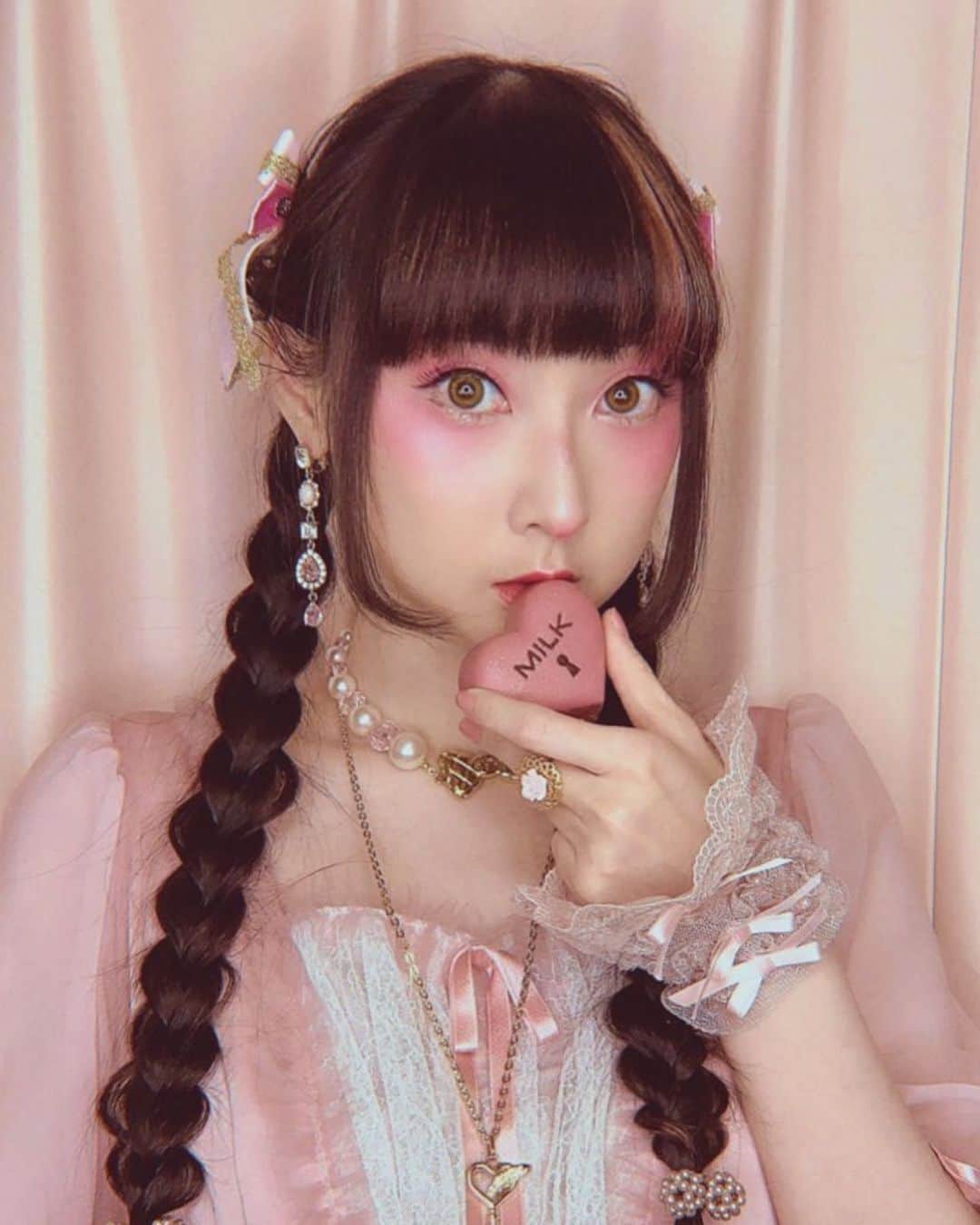RinRinさんのインスタグラム写真 - (RinRinInstagram)「Happy Valentine’s Day💘 What did you do today? I had some work meetings but spent the rest of the day talking and playing games with family and friends online🥰  ハッピーバレンタインデー💘 今日何したの〜？ あたし仕事が少しあったけど、残りの時間にお母さんと友達と電話したり、オンラインゲームしたりしてた🥰 . . #vdayootd Dress: #angelicpretty Key necklace & chocolate: #milkharajuku Hairties: #parcasilky Earrings: #mocatokyo  Flower donuts: #gmgm  . Thank you @milk__official_ for the "Magic Key & Heart Chocolate" Valentine’s Day present! Such a wonderful gift of chocolate and a key necklace🥺💕 @milk__official_ さんから"Magic Key & Heart Chocolate"のバレンタインプレゼントありがとうございました！すごく豪華なチョコと鍵のネクレス🥺💕すごく気にってます💘 . #rinrindoll #japan #tokyo #harajuku #japanesefashion #tokyofashion #harajukufashion #東京 #コーデ #今日のコーデ #lolitafashion #ロリータ #ロリィタ #バレンタイン #バレンタインコーデ #バレンタインメイク #vdaymakeup #valentinesday」2月15日 3時21分 - rinrindoll