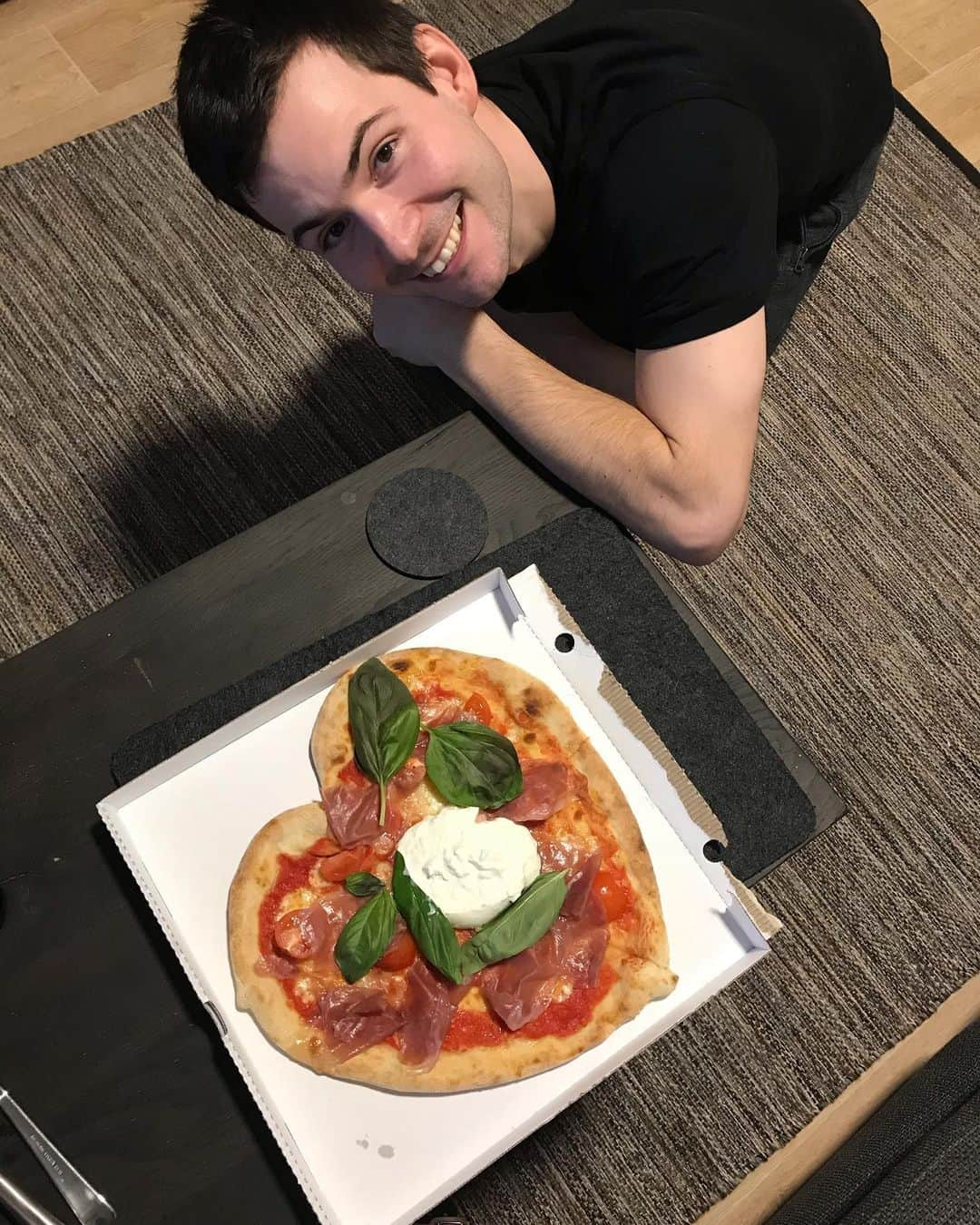 ミリアム・ツィーグラーさんのインスタグラム写真 - (ミリアム・ツィーグラーInstagram)「Valentine edition year 7, different pizza same boy ❤️」2月15日 3時23分 - miriam_ziegler