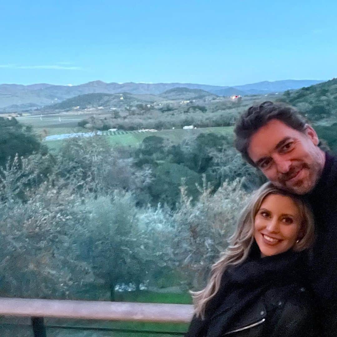 パウ・ガソルのインスタグラム：「Happy Valentines Day my love!! I love you more every day. #BestWife #BestMom #NapaValley ❤️🍷」
