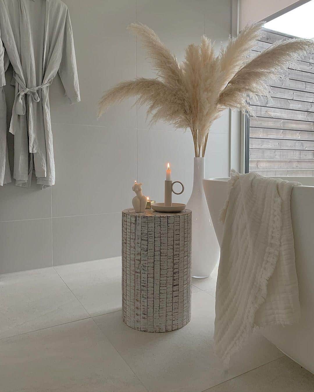 フレンチコネクションのインスタグラム：「And relax☁️☁️(📷: @mydreamynewhome).   #FrenchConnection #MyFC」