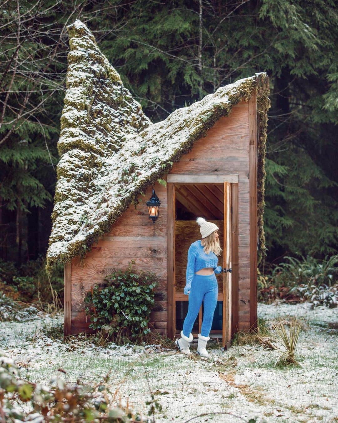サラ・ジーン・アンダーウッドさんのインスタグラム写真 - (サラ・ジーン・アンダーウッドInstagram)「Staying warm in @fashionnova 🤗 I’m not one to celebrate Valentine’s Day, but I am ecstatic over a snow day ❄️☃️🌨 fashionnovapartner. All the moss roofs on our cabins look so cute with a dusting! 😍 . Blue set “warm loving fuzzy set” Boots “baby it’s cold flat boots” Hat “giving me chills beanie” . #novababe #ootd #cabinlife #cabin #diy #pnw #pnwonderland #snowday #snowboots」2月15日 3時31分 - saraunderwood