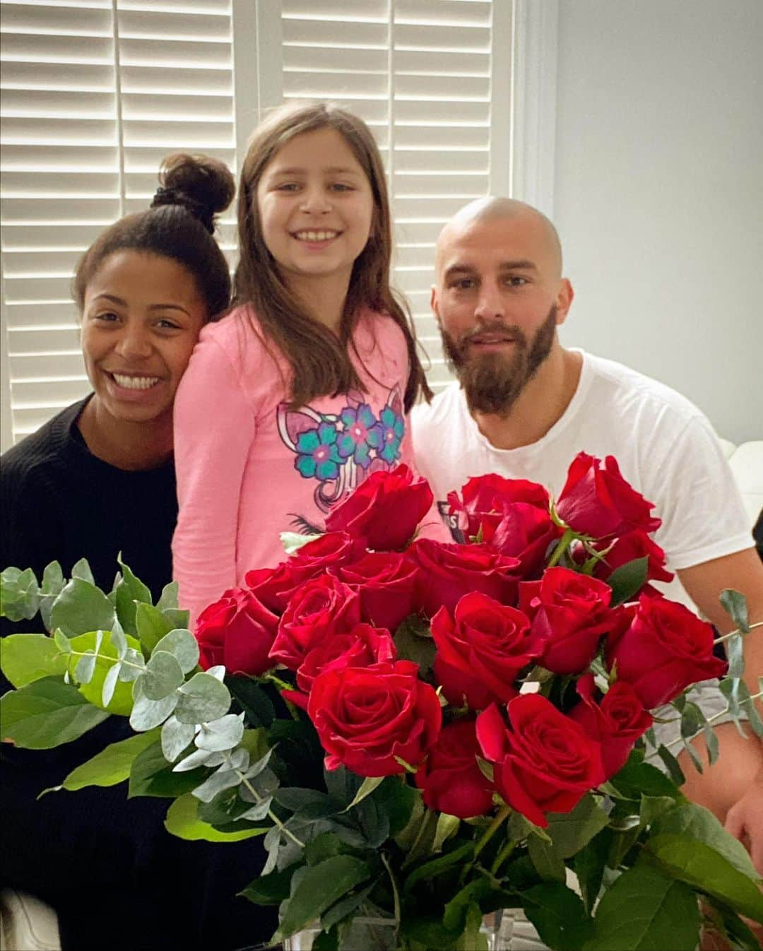 ジェニファー・アビルさんのインスタグラム写真 - (ジェニファー・アビルInstagram)「🌹♥️Joyeuses Saint-Valentin ♥️🌹  I love you @davidlemieuxboxing  . . . #valentines #loveday #love #valentinesday #family #happy #woman #spreadthelove #flowers #fleurs #roses #jennabel #jenniferabel」2月15日 3時40分 - jennabel91