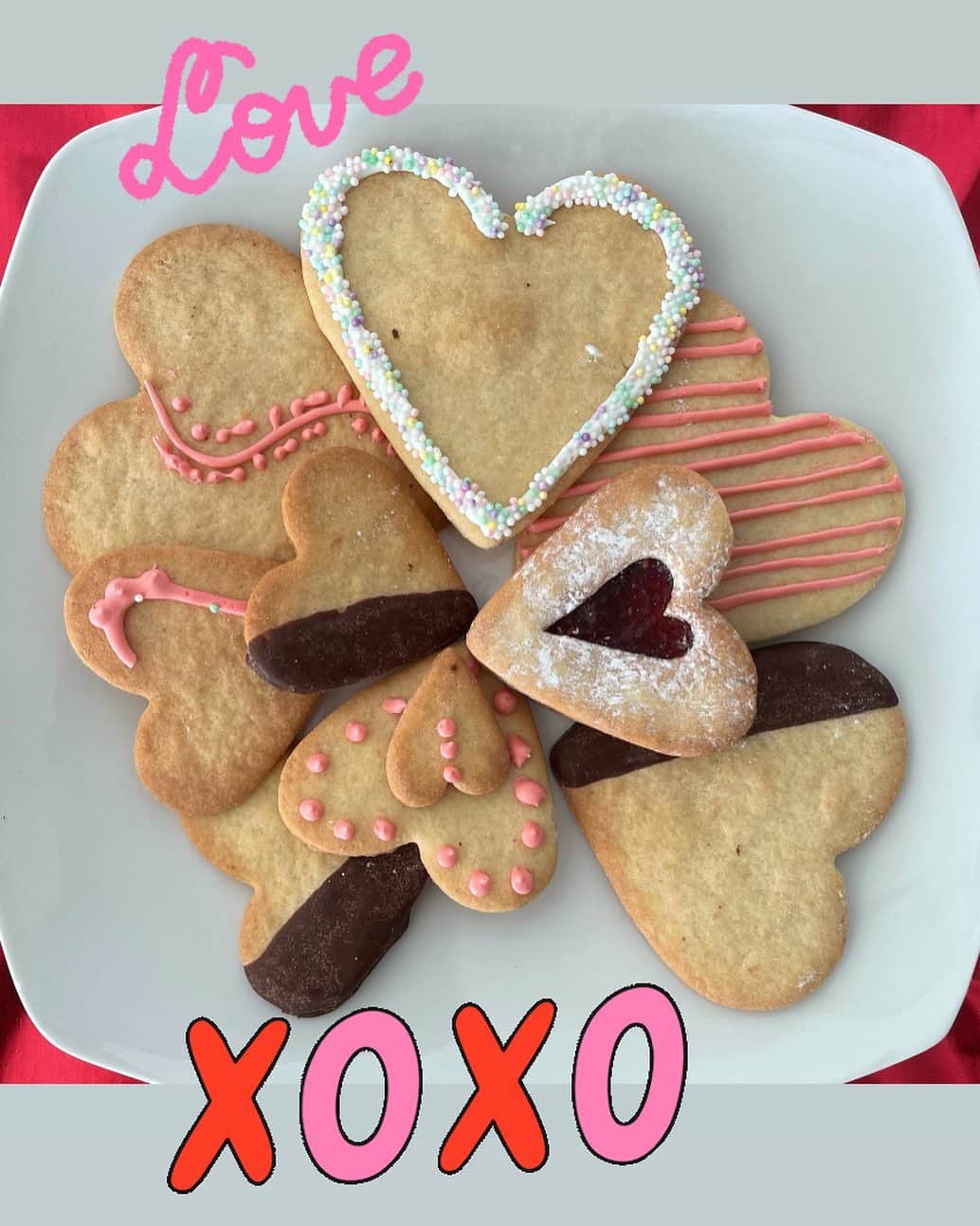 ミッシェルジョナスさんのインスタグラム写真 - (ミッシェルジョナスInstagram)「Happy Valentine’s Day. 🙏🏼 Homemade cookies from my Mother-in-law. Spread the love today. ♥️❌⭕️‼️💋🍒www.mijobymichellejonas.com #michellejonasdesigns #michellejonastravelwear  • • •  #SupportSmallBusiness #ValentinesDay #NewColor #Colors #BeachLiving #MadeInLA #poolside #resortwear #evolving #perspective #instafashionistas #vacationwear #travelwear  #loveyourlook #fallinlovewiththeprocess #love #yourelovely #friends #besafeeveryone #tiedyedinLA #HandDyed #Inspiration」2月15日 3時41分 - michellejonasdesigns