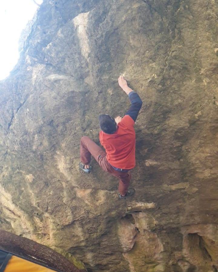 イェルネイ・クルーダーのインスタグラム：「Everytime I was climbing on "Hueco wall", I tried to move on these holds, but they were simply too small to even hang on them. Execlly the same happened yesterday, until I've finally had enough of the situation. I was angry about my subconscious, which thought I can't hold on these micro crimps. In stand start, there are 2 very selectional moves that I still couldn't do in the first part of yesterday's session. Than something clicked, and I linked both of them straight away (Mesoreznica, 8a). I got super motivaited and send the sit start in the next few tries. I did the impossible: Mazohist, 8b 😁 ________________ @scarpaspa @ocun.climbing @vibram @snowmonkey」