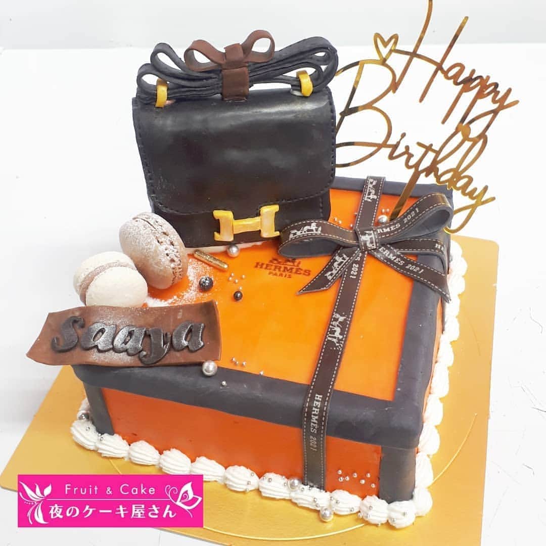 夜のケーキ屋さん♥Juli　(エディブルフラワー協会) のインスタグラム：「💛HERMESな ケーキたち💛🎂👜👒 : : #夜のケーキ屋さん #HERMES #hermescake #オーダーケーキ#エルメス」