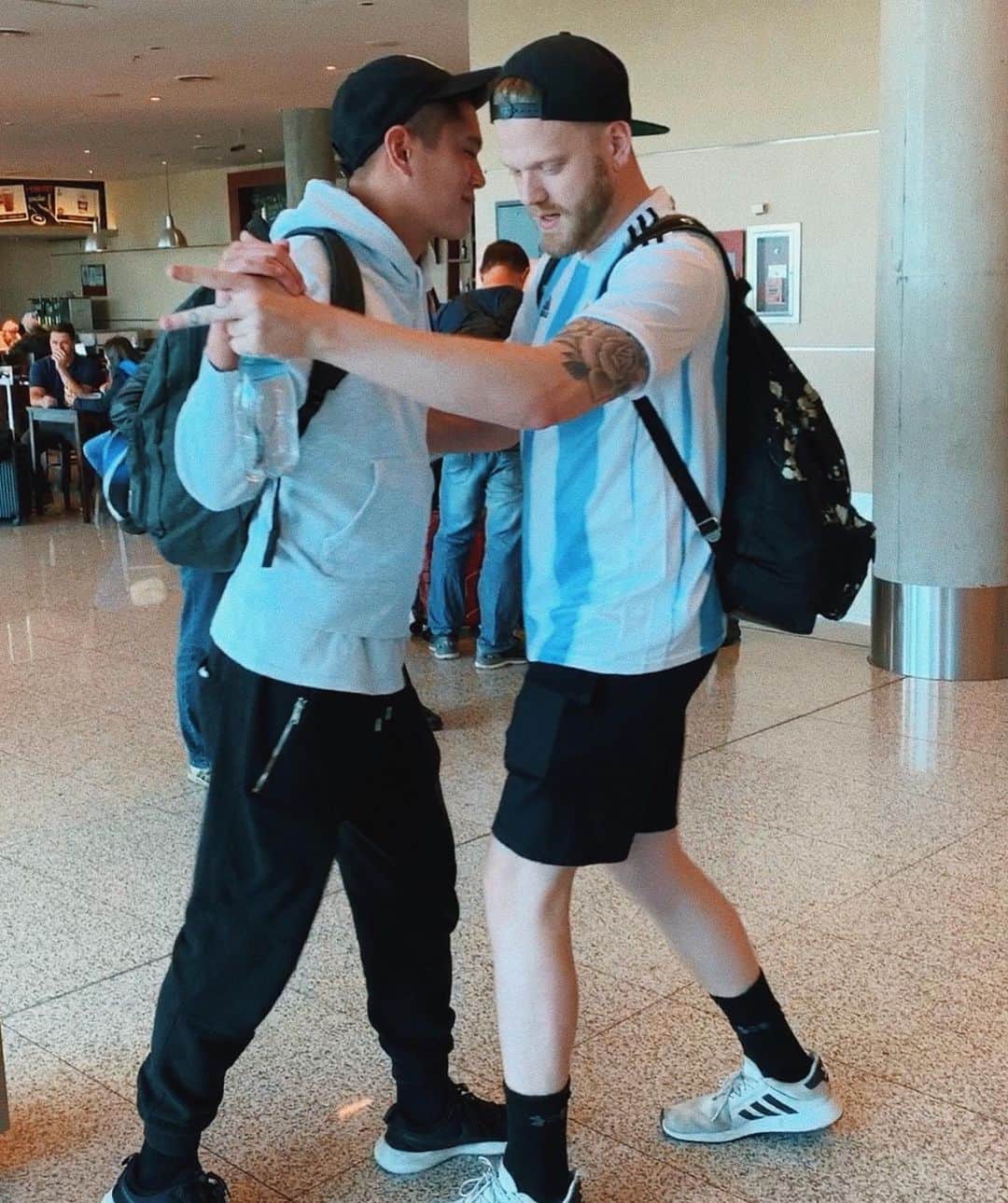 スコット・ホアイングのインスタグラム：「happy vday to the man who says he’s shy but then proceeds to tango with me through an airport. i love u marky ❤️」