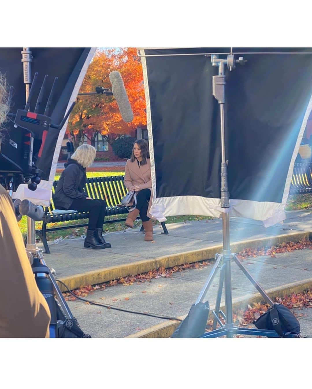 レイシー・シャベールさんのインスタグラム写真 - (レイシー・シャベールInstagram)「Happy Valentines Day! Cheers to a new Crossword Mysteries premiering tonight! Check it out at 8/7c on @hallmarkmovie So fortunate to have worked alongside so many wonderful people.  My love to you all!」2月15日 3時58分 - thereallacey