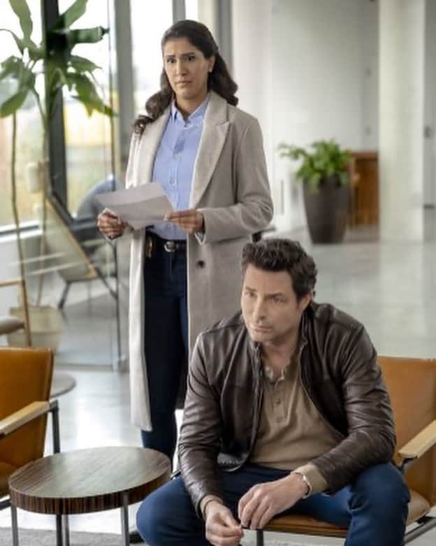 レイシー・シャベールさんのインスタグラム写真 - (レイシー・シャベールInstagram)「Happy Valentines Day! Cheers to a new Crossword Mysteries premiering tonight! Check it out at 8/7c on @hallmarkmovie So fortunate to have worked alongside so many wonderful people.  My love to you all!」2月15日 3時58分 - thereallacey