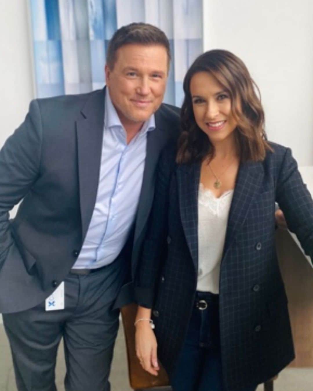 レイシー・シャベールさんのインスタグラム写真 - (レイシー・シャベールInstagram)「Happy Valentines Day! Cheers to a new Crossword Mysteries premiering tonight! Check it out at 8/7c on @hallmarkmovie So fortunate to have worked alongside so many wonderful people.  My love to you all!」2月15日 3時58分 - thereallacey